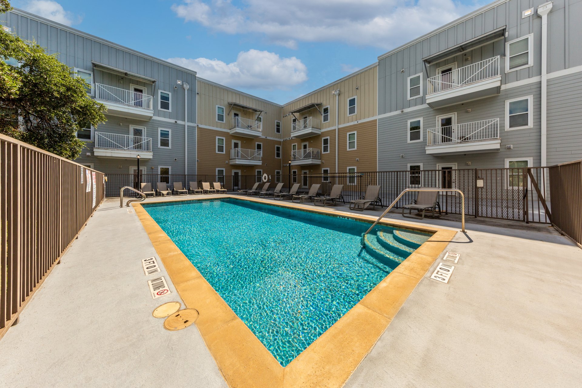24-longview-apartments-near-university-of-texas-at-austin-courtyard-pool-building-exterior