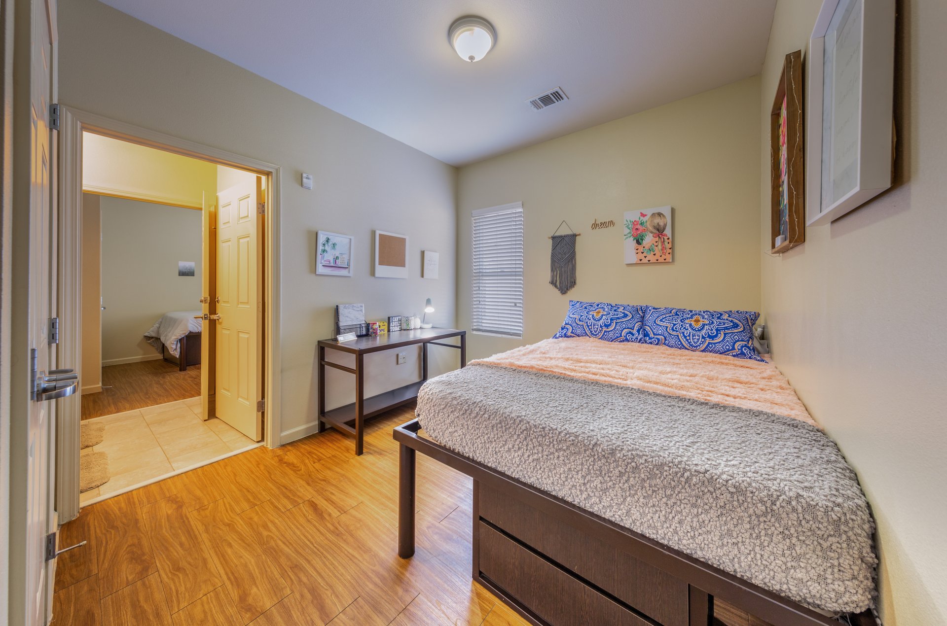 24-longview-apartments-near-university-of-texas-at-austin-fully-furnished-private-bedroom